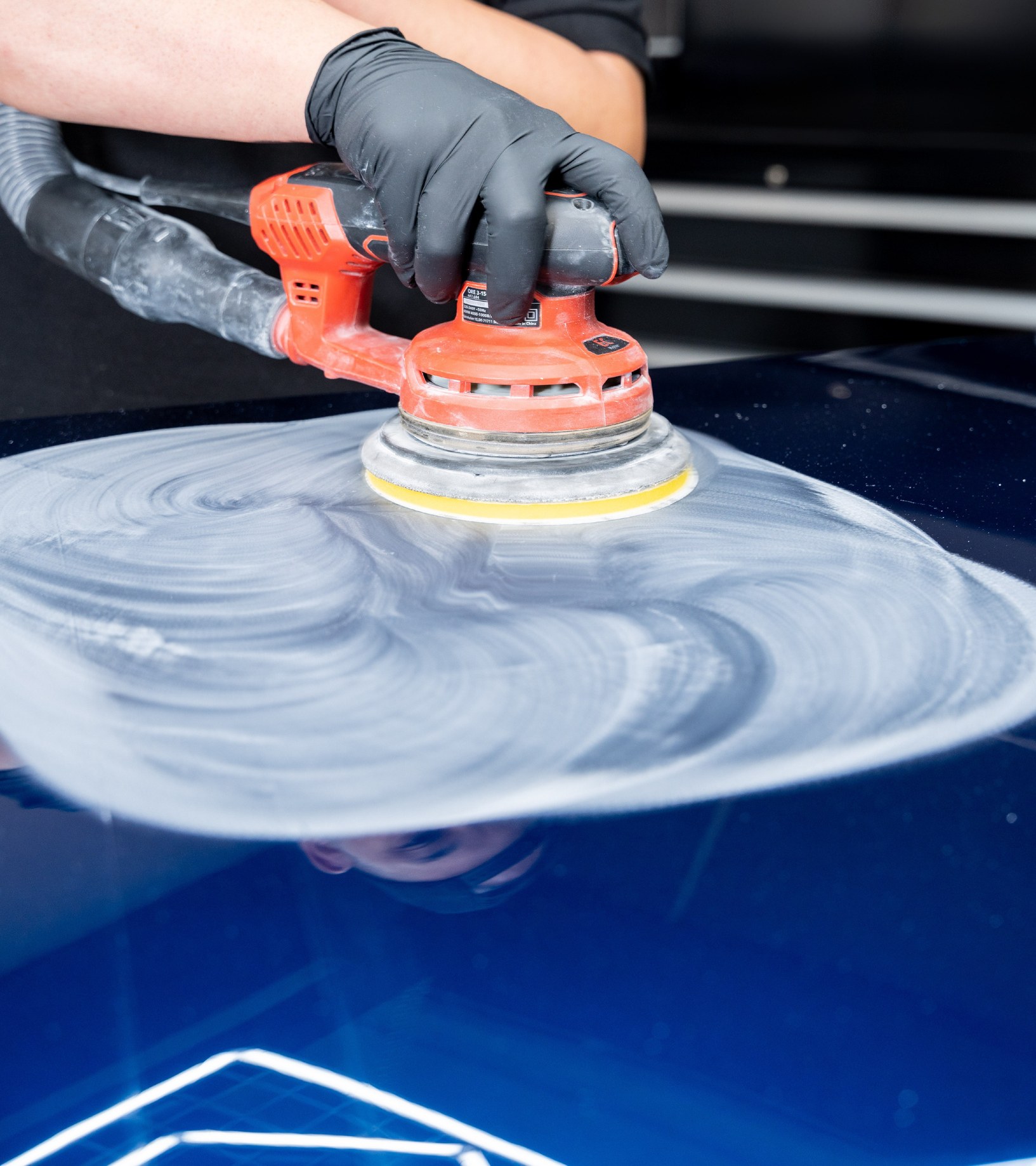 Polishing a painted panel after Micrum dry sanding